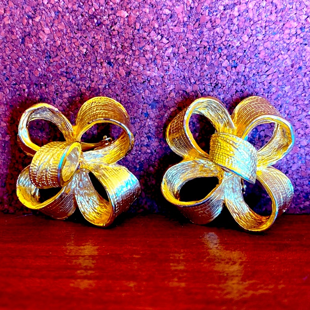 Large THICK GOLD BOW Earrings Vintage CLIP ON